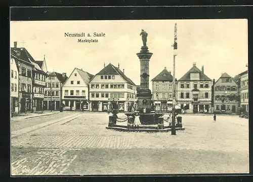 AK Neustadt a. Saale, Marktplatz mit Geschäften und Brunnen