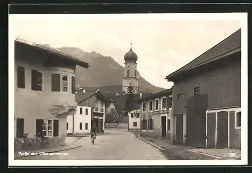 AK Oberammergau, Strasse zur Kirche, Fahrradfahrer