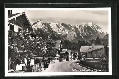 AK Farchant, Strassenbild mit Zugspitzmassiv