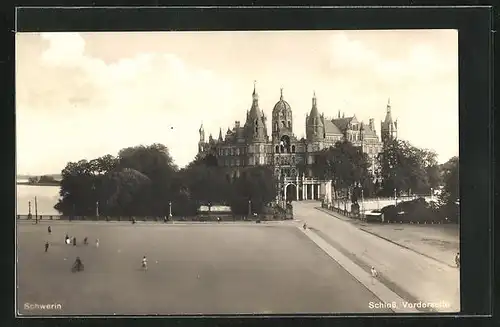 AK Schwerin, Vorderseite des Schlosses mit Besuchern