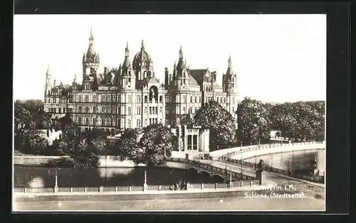 AK Schwerin, das Schloss mit Brücke