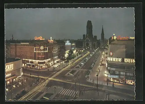 AK Berlin, Kurfürstendamm mit Geschäften und Kaiser-Wilhelm-Gedächtniskirche am Abend