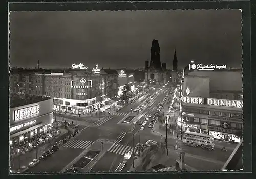 AK Berlin, Kurfürstendamm mit Geschäften und Kaiser-Wilhelm-Gedächtniskirche bei Nacht