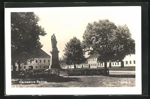 AK Kardasova Recice, Statue auf dem Hauptplatz