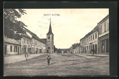 AK Nový Etynk, Hauptplatz mit Geschäften und Kirche