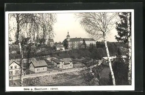 AK Belá p. Bezdezem, Schloss vom Wohnviertel aus gesehen