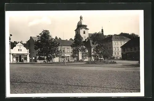 AK Dobrovice, Hauptplatz mit Denkmal