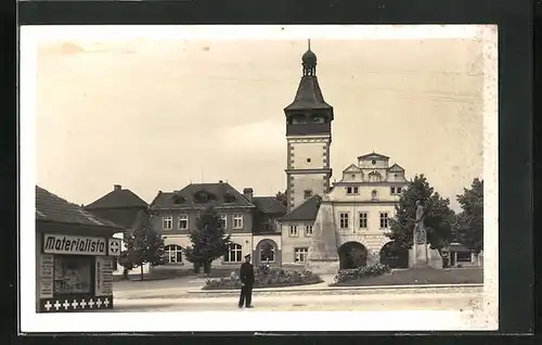 AK Dobrovice, Hauptplatz mit Denkmal