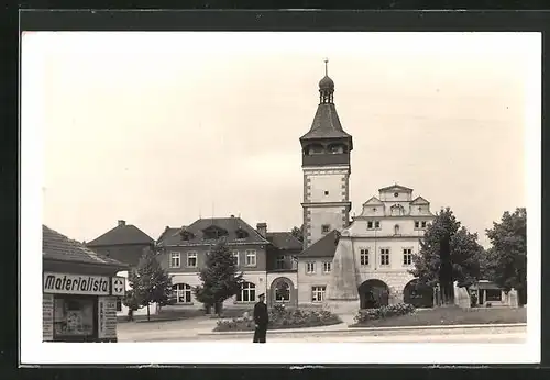 AK Dobrovice, Hauptplatz mit Denkmal