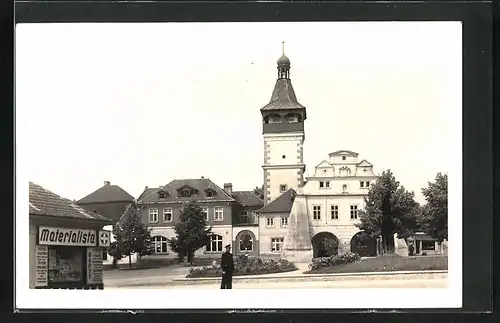 AK Dobrovice, Hauptplatz mit Denkmal