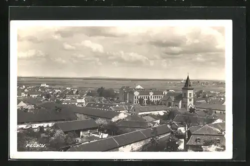 AK Pecky, Blick über Dächer der Stadt