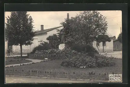 AK Pecky, Denkmal im Park