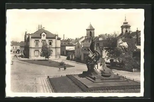 AK Böhmisch-Brod, Denkmal am Hauptplatz