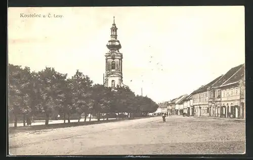 AK Kostelec n. C. Lesy, Hauptplatz mit Kirchturm