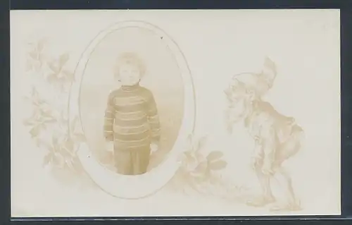 Foto-AK Zwerg betrachtet einen kleinen Jungen im Passepartout-Rahmen