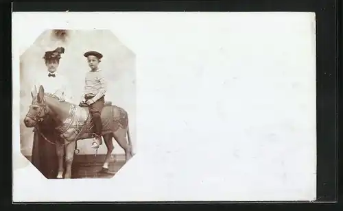 Foto-AK Junge sitzt auf einem künstlichen Esel, Passepartout