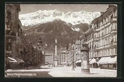 Foto-AK Fritz Gratl: Innsbruck, Maria-Theresienstrasse mit Bergpanorama, Litfasssäule