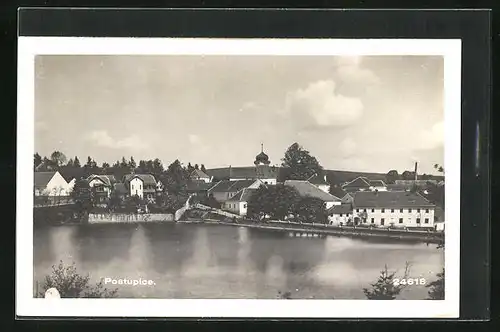 AK Postupice, Blick über das Wasser zur Ortschaft