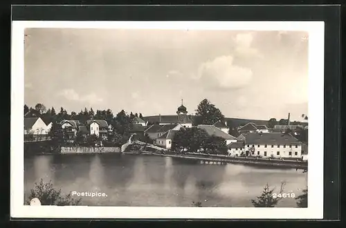 AK Postupice, Blick über das Wasser zur Ortschaft