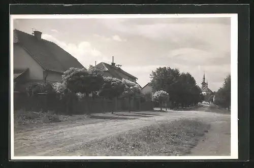 AK Vrdy-Bucice, Strassenpartie mit Blick zur Kirche