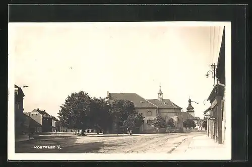 AK Kostelec nad Labem, Strassenpartie mit Blick zur Kirche
