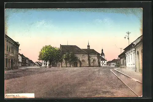 AK Kostelec nad Labem, Strassenpartie mit Blick zur Kirche