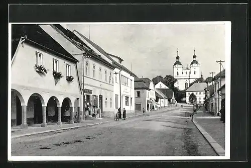 AK Rozdalovice, Strassenpartie mit Blick zur Kirche