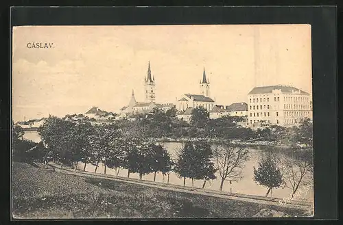 AK Tschaslau / Caslav, Ortspartie mit Blick auf zwei Kirchen