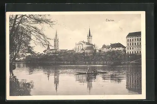 AK Tschaslau / Caslav, Seepartie mit Blick auf zwei Kirchen