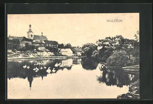 AK Malesov, Ortspartie mit Kirche vom See aus gesehen