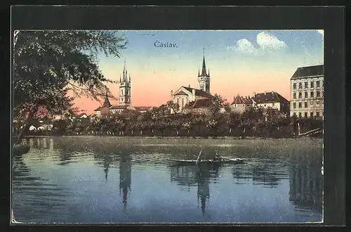 AK Tschaslau / Caslav, Uferpartie, Blick zur Kirche