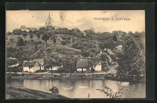 AK Cestin, Ortsansicht mit Kirche auf dem Berg