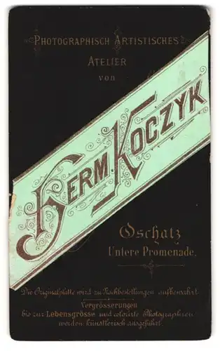 Fotografie Hermann Koczyk, Oschatz, Untere Promenade, Rückseitig Bursche im Portrait