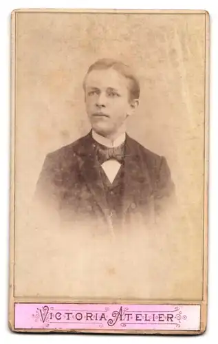 Fotografie Hermann Koczyk, Oschatz, Untere Promenade, Rückseitig Bursche im Portrait