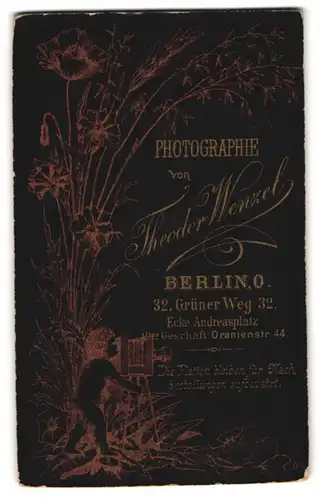 Fotografie Theodor Wenzel, Berlin, Grüner Weg 32, Putte bedient Plattenkamera, Blumenverzierung