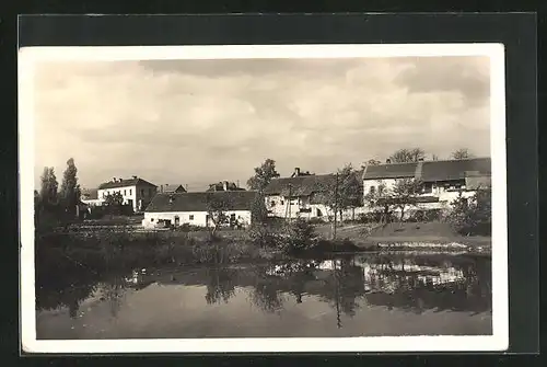 AK Dublovice, Ortspartie vom Wasser aus gesehen