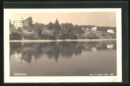 AK Voznice, Ortspartie vom Wasser aus gesehen