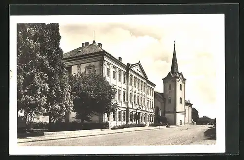 AK Mestec Králové, Strassenpartie, Blick zur Kirche