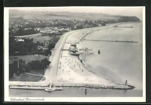 AK Ostseebad Travemünde, Ortsansicht mit Strand aus der Vogelschau