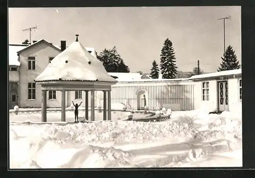 AK Bad Berka, Goethebrunnen und Trinkhalle im Winter