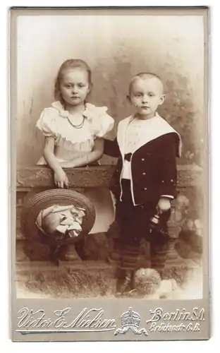 Fotografie Victor E. Nielsen, Berlin-SO, Brücken-Strasse 6 b, Portrait Kinderpaar in modischer Kleidung