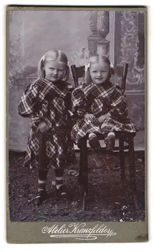 Fotografie Atelier Kranzfelder, Bischofteinitz, Portrait zwei kleine Mädchen in karierten Kleidern