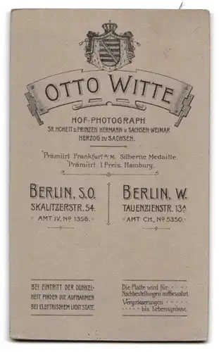 Fotografie Otto Witte, Berlin-SO, Skalitzerstrasse 54, Portrait süsses Kleinkind im Mantel