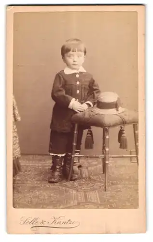 Fotografie Selle & Kuntze, Potsdam, Schwertfeger-Strasse 14, Portrait kleiner Junge in hübscher Kleidung