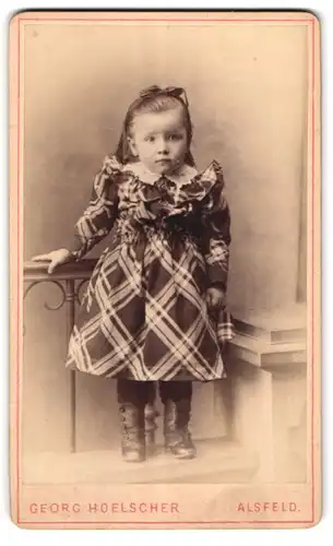 Fotografie Georg Hoelscher, Alsfeld, Portrait kleines Mädchen im karierten Kleid