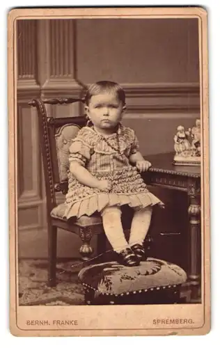 Fotografie Bernh. Franke, Spremberg /Niederlausitz, Portrait kleines Mädchen im hübschen Kleid