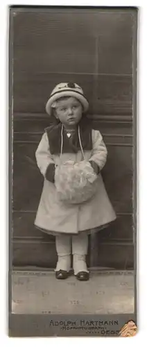 Fotografie Adolph Hartmann, Dessau, Portrait kleines Mädchen in winterlicher Kleidung