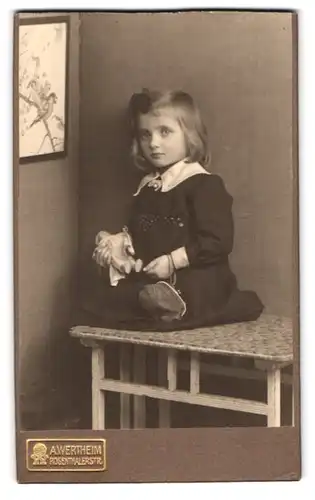Fotografie A. Wertheim, Berlin, Rosentalerstrasse, Portrait kleines Mädchen im Kleid mit Puppe