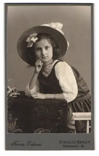 Fotografie Franz Erkens, Berlin-Steglitz, Schlossstrasse 85 Ecke Albrechtstrasse, Portrait modisch gekleidetes Mädchen