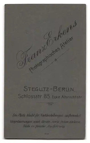 Fotografie Franz Erkens, Berlin-Steglitz, Schlossstrasse 85 Ecke Albrechtstrasse, Portrait modisch gekleidetes Mädchen